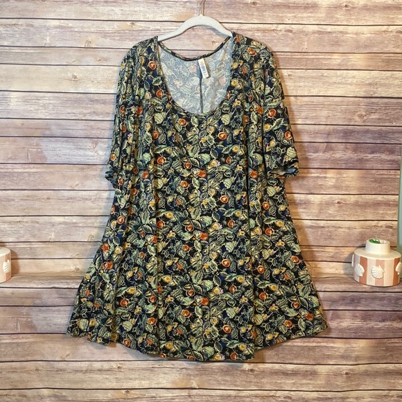 LuLaRoe Tops - LuLaRoe Perfect T, size 3XL